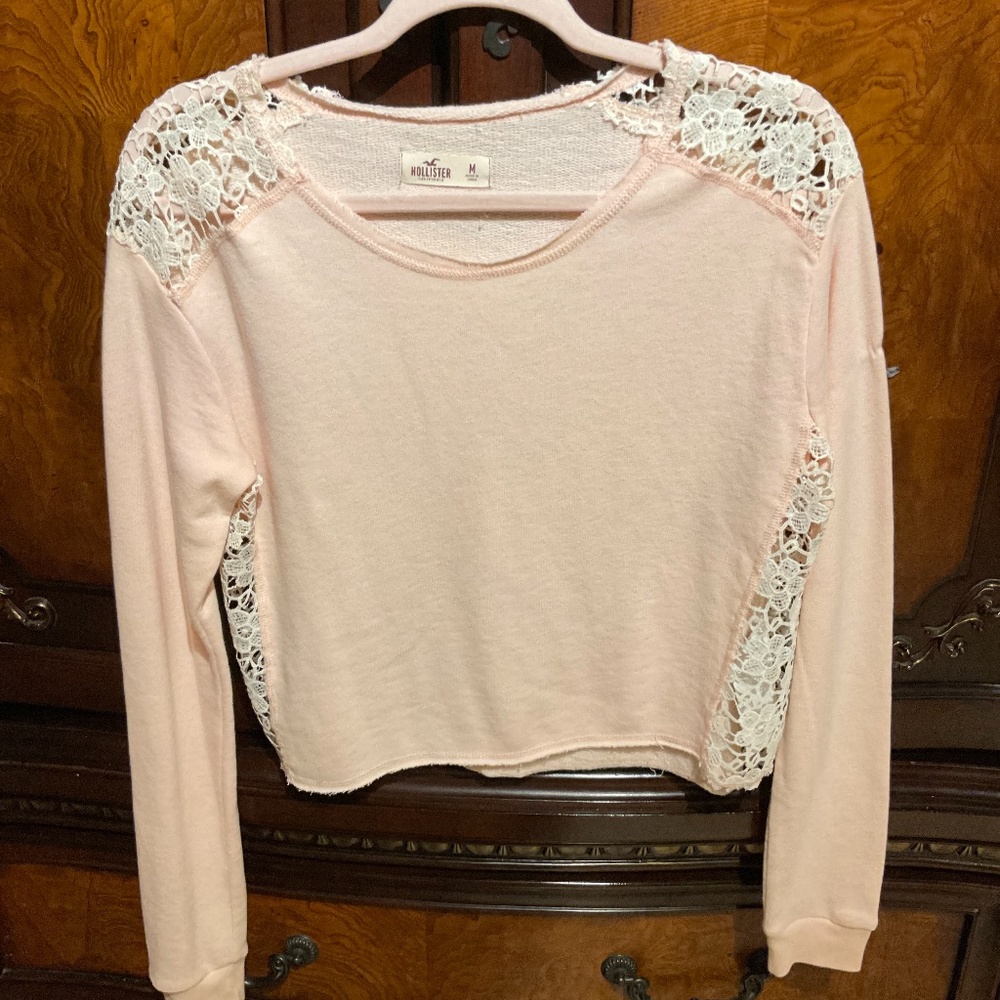 Hollister Blush cropped sweater with embroidered floral size medium